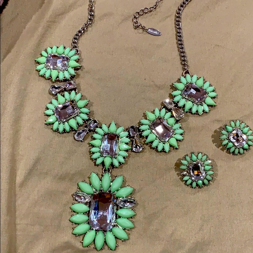 Necklace and matching earrings💚